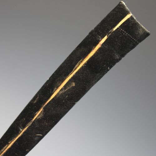 Two khanjars 两把khanjars，19世纪，印度，两把Deccani khanjar匕首，锥形单刃钢刀，有大马士革钢水纹，装饰有金色koftgar&hellip;