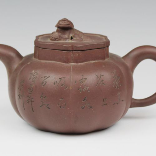 A pumpkin shape Yixing teapot 一个南瓜形的宜兴茶壶，20世纪，中国，一面刻有花纹，另一面有中国书法。壶底和壶盖内侧都有印章标记。高&hellip;