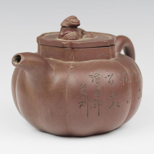 A pumpkin shape Yixing teapot Théière Yixing en forme de citrouille, 20e siècle,&hellip;