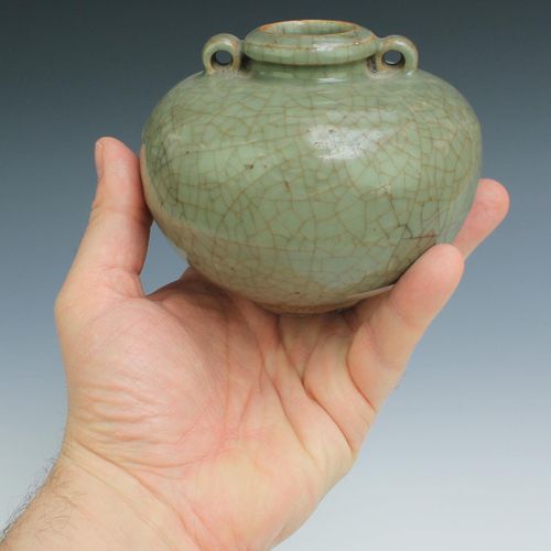 A group of celadon and Song pottery 一组青瓷和宋代陶器，南宋（1127-1279）和元（1279-1368），中国，包括一个&hellip;