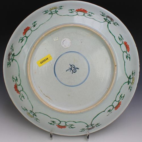 A famille verte charger with lion dog Jh., China, Kangxi-Periode (1662-1722), be&hellip;