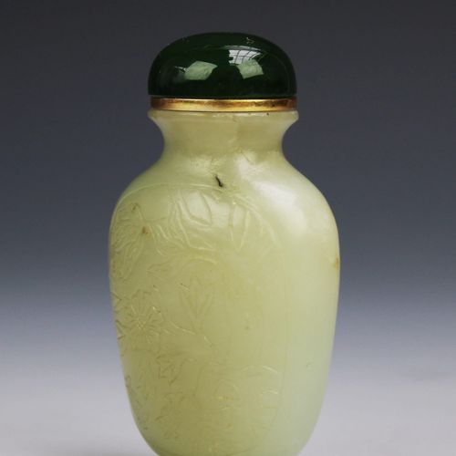 Six Chinese jade snuff bottles Sechs chinesische Schnupftabakflaschen aus Jade, &hellip;