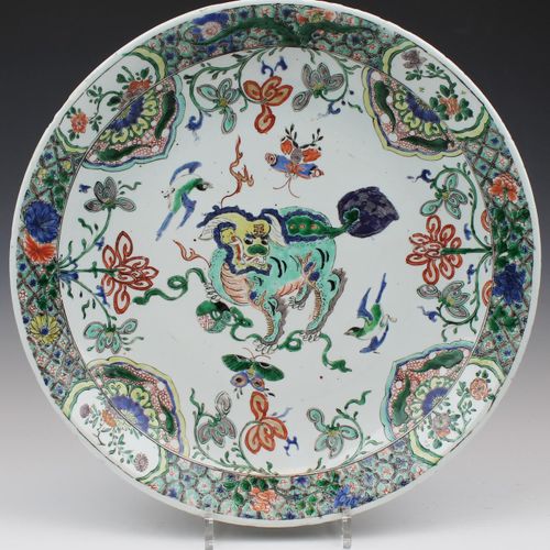 A famille verte charger with lion dog 康熙时期（1662-1722），中国，一个令人印象深刻的大盘子，中央有一只狮子狗，周&hellip;