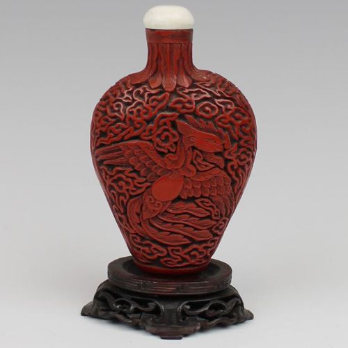 A carved cinnabar lacquer snuff bottle Flacon à priser en laque cinabre sculptée&hellip;