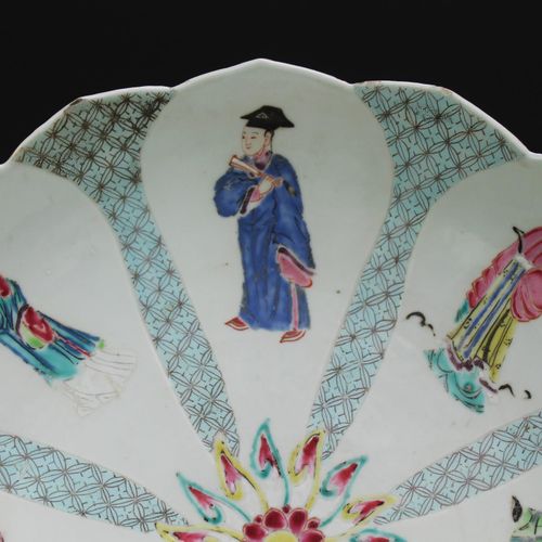 Two famille rose lotus bowls and a plate 两个粉彩莲花碗和一个盘子，雍正时期（1722-35），中国，一套不寻常的精美套&hellip;