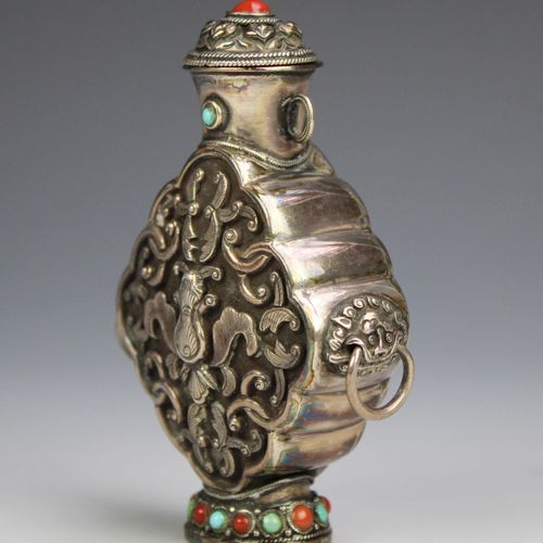 Four Chinese/Tibetan silver embellished snuff bottles Quatre tabatières chinoise&hellip;