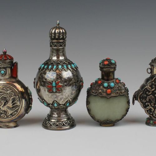 Four Chinese/Tibetan silver embellished snuff bottles Vier chinesische/tibetisch&hellip;