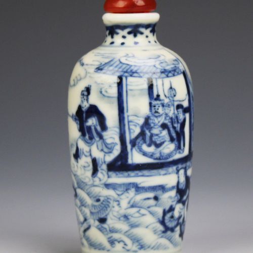 A blue glazed porcelain water dropper and four snuff bottles Un contagocce in po&hellip;