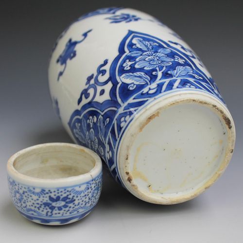 A blue and white lidded vase and four plates Un vase à couvercle bleu et blanc e&hellip;