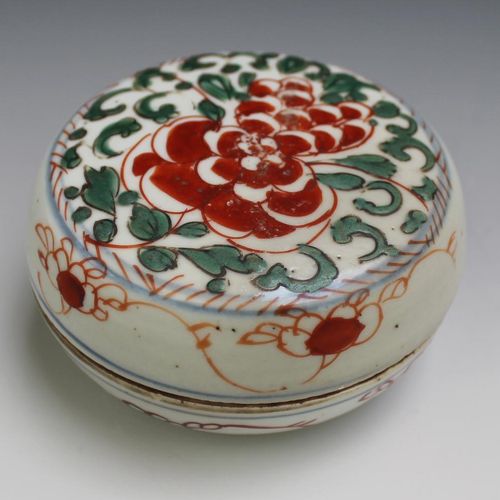 Four round lidded boxes 四个圆盖盒，18-19世纪，中国，三个18世纪的粉彩盒带盖，一个装饰着荷花池，另外两个装饰着风格化的花卉。还有一&hellip;