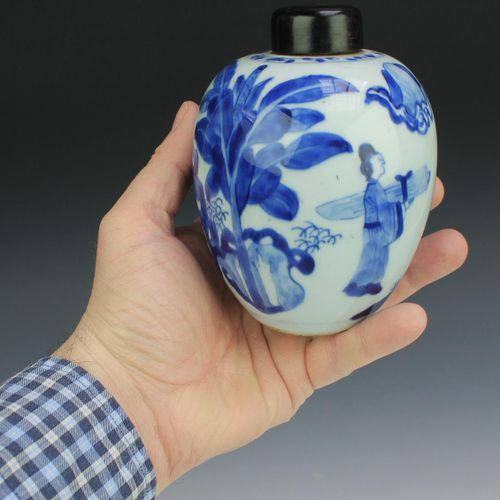 A blue and white ovoid tea canister Une boîte à thé ovoïde bleue et blanche, pér&hellip;