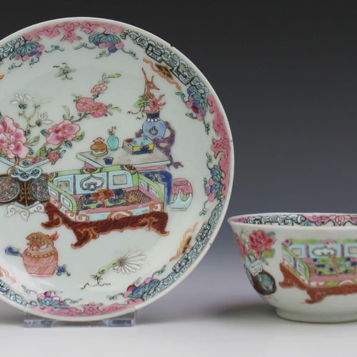 A famille rose part tea service 雍正时期(1722-35)，中国，一个粉彩部分茶具，装饰有低矮的桌子，上面放着贵重物品。包括一个&hellip;