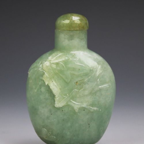 Six Chinese jade snuff bottles 六个中国玉石鼻烟壶，19/20世纪，中国，六个椭圆形和梨形的深绿色，淡绿色和薰衣草色的玉石鼻烟壶，&hellip;