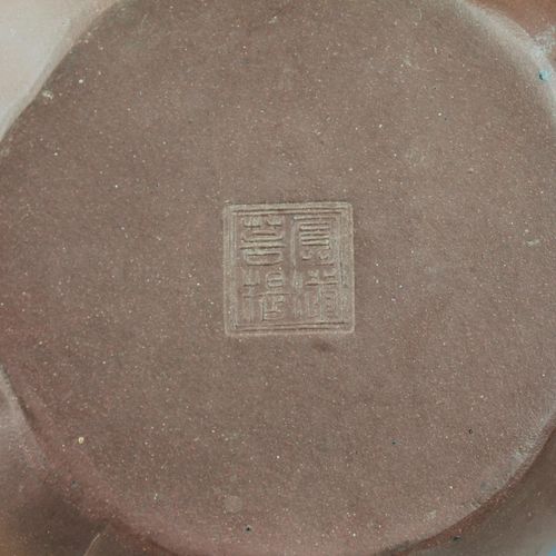 A pumpkin shape Yixing teapot 一个南瓜形的宜兴茶壶，20世纪，中国，一面刻有花纹，另一面有中国书法。壶底和壶盖内侧都有印章标记。高&hellip;