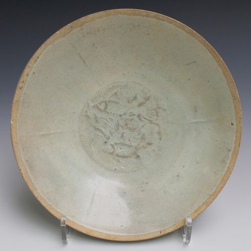 Two Song dishes and a box 两个宋代碗和一个盒子，北宋（960-1127），中国，两个青花鱼纹浅碗和一个棕色釉面盒子。最大的盘子直径17&hellip;
