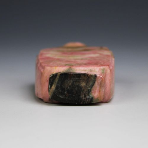 Seven Chinese carved mineral and hardstone snuff bottles 七个中国雕刻的矿物和硬石鼻烟壶，19/20世纪&hellip;