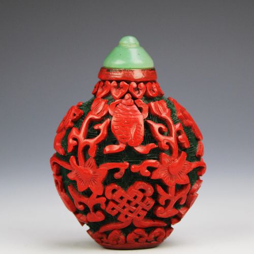 Four Chinese carved cinnabar lacquer snuff bottles Quattro tabacchiere cinesi in&hellip;