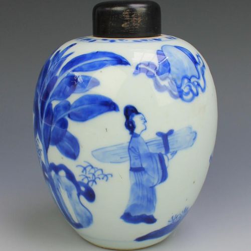 A blue and white ovoid tea canister 康熙时期（1662-1722），中国，青花卵形茶罐，四周装饰有花园中的人物。有一个木制的&hellip;