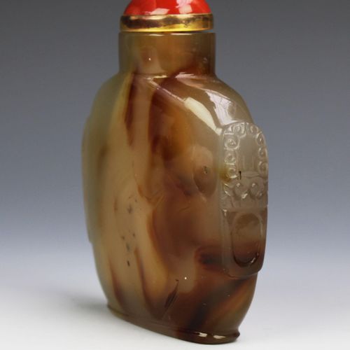 Six Chinese carved hardstone snuff bottles Six tabatières chinoises en pierre du&hellip;