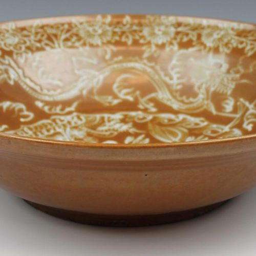 A large brown glaze Swatow dish with slip decoration Un grand plat en porcelaine&hellip;