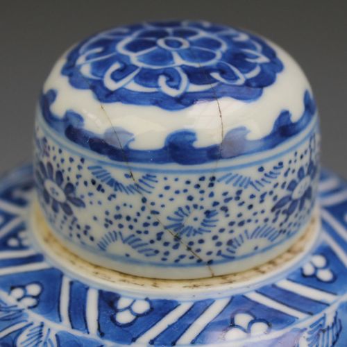 A blue and white lidded vase and four plates Jarrón con tapa azul y blanca y cua&hellip;