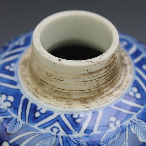 A blue and white lidded vase and four plates Un vaso con coperchio blu e bianco &hellip;