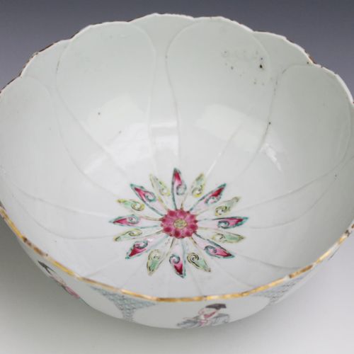 Two famille rose lotus bowls and a plate Dos cuencos de loto de estilo familiar &hellip;