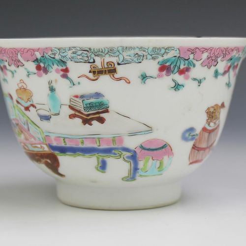 A famille rose part tea service 雍正时期(1722-35)，中国，一个粉彩部分茶具，装饰有低矮的桌子，上面放着贵重物品。包括一个&hellip;