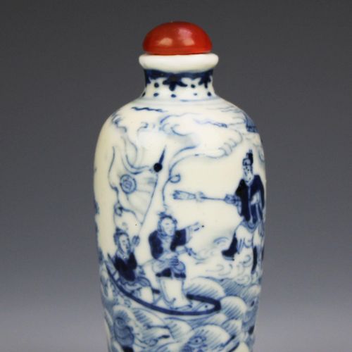 A blue glazed porcelain water dropper and four snuff bottles Gotero de porcelana&hellip;