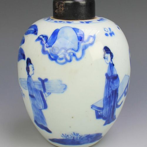 A blue and white ovoid tea canister 康熙时期（1662-1722），中国，青花卵形茶罐，四周装饰有花园中的人物。有一个木制的&hellip;