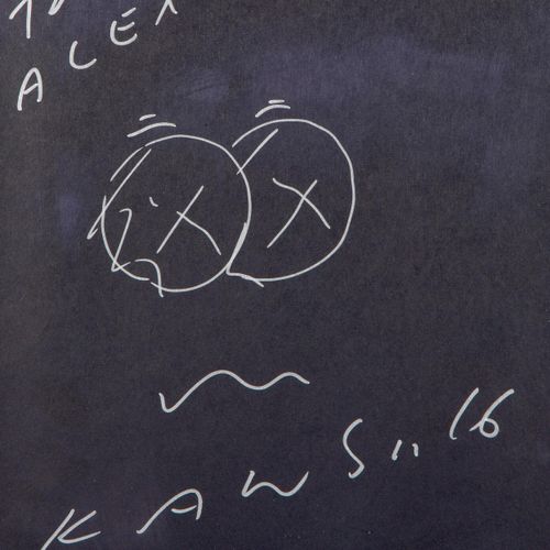 KAWS (1974) Kaws (1974), 《无题》，签名和日期为 "KAWS, 16"（中间偏下），并献给 "TO ALEX"（左上），纸上银色记号笔，&hellip;