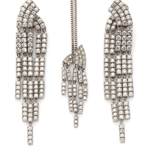 A suite of 18k white gold diamond earrings and pendant Suite de boucles d'oreill&hellip;