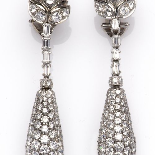 A fine pair of diamond earclips. Une belle paire de boucles d'oreilles en diaman&hellip;