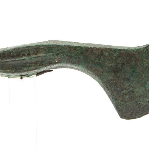 A Carpathian iron axe 一把喀尔巴阡山脉的铁斧，公元前一千年，匈牙利-喀尔巴阡山脉盆地，安装在一个透明的支架上。长20厘米。