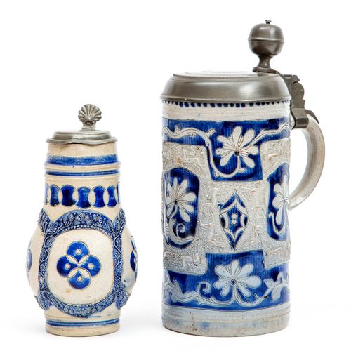 Two German stoneware jugs 两个德国炻器水壶，18世纪，威斯特瓦尔德，两个水壶都有安装的锡制把手，在灰色的壶身上有钴蓝色的装饰，显示了浮&hellip;