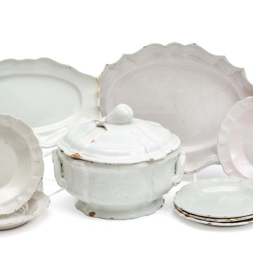 A group of French white faience dishes 一组法国白色辉石餐具，18世纪，法国，一个有盖的汤锅，两个服务盘和六个盘子，可能是&hellip;