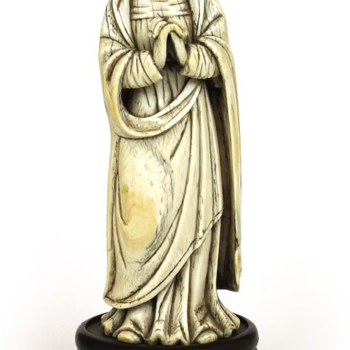 A carved ivory figure of Our Lady of Sorrows 一件象牙雕刻的圣母玛利亚像，17世纪，可能是印度-葡萄牙（果阿），图中&hellip;