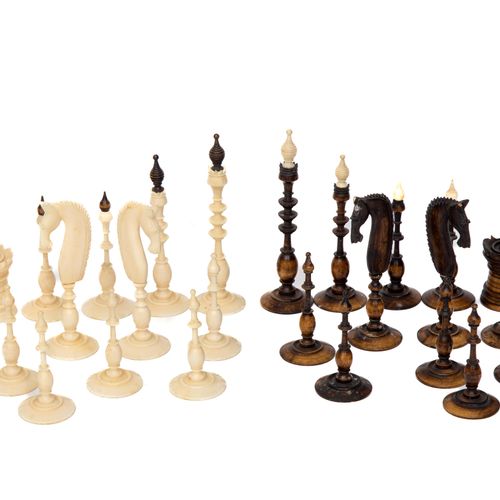 A Dutch bone and wood chess set Un jeu d'échecs hollandais en os et bois, 18/19è&hellip;