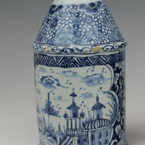 A Delft blue and white tea canister Boîte à thé bleu et blanc de Delft, 18e sièc&hellip;