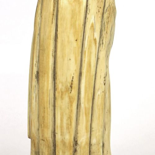 A carved ivory figure of Our Lady of Sorrows 一件象牙雕刻的圣母玛利亚像，17世纪，可能是印度-葡萄牙（果阿），图中&hellip;