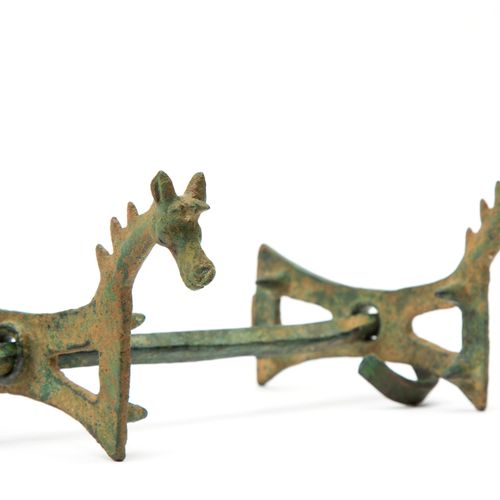 A Luristan bronze horse bit Bocado de bronce de Luristán, 1er milenio a.C. Las p&hellip;