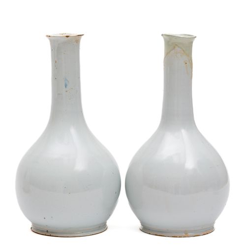 A pair of white Delft bottle vases 一对白色的德尔福特瓶，17/18世纪，荷兰，一个不寻常的球状形式，有一个狭长的颈部，顶部的&hellip;
