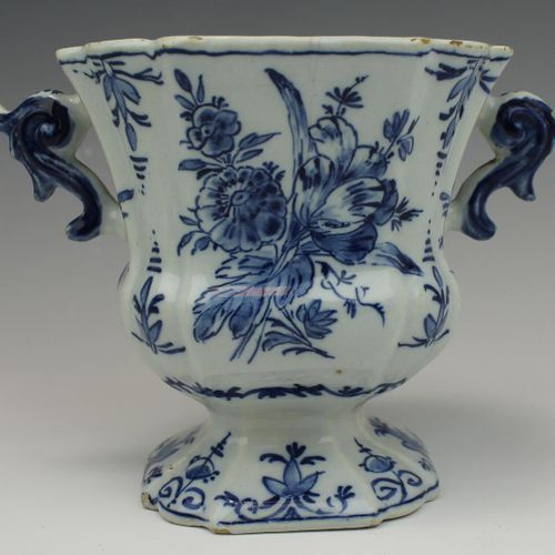 A small Delft blue and white pottery vase Un piccolo vaso in ceramica bianca e b&hellip;