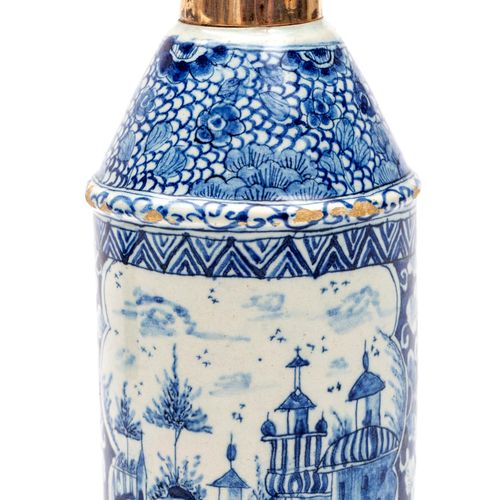 A Delft blue and white tea canister 一个代尔夫特蓝白茶罐，18世纪，荷兰，圆柱形，圆锥形的顶部和一个银色的替换盖子。底部标有&hellip;