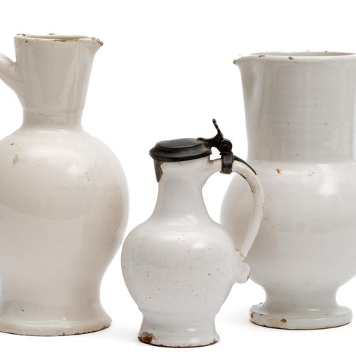Three white faience Delft style jugs Drei weiße Fayencekrüge im Delfter Stil, 18&hellip;