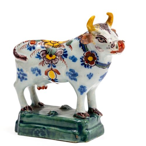 A small Delft pottery cow figure Pequeña figura de vaca en cerámica de Delft, si&hellip;