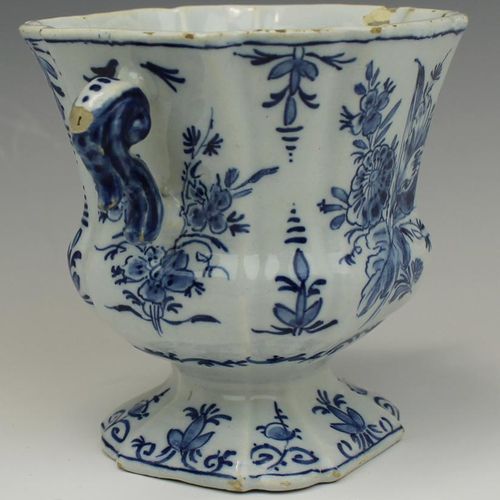 A small Delft blue and white pottery vase Pequeño jarrón de cerámica azul y blan&hellip;