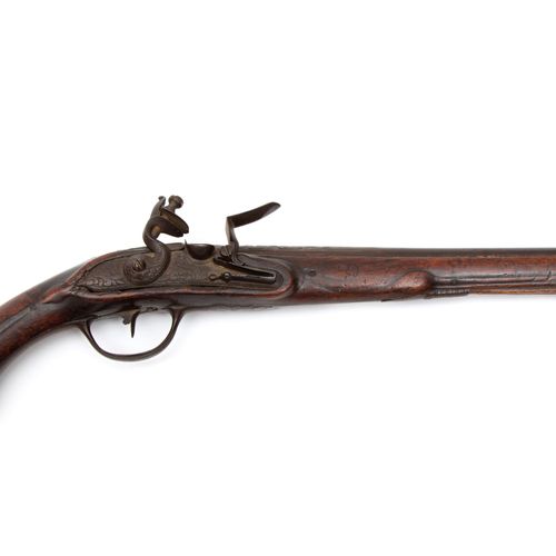 A West European flintlock pistol 一把西欧的燧发枪，18世纪下半叶，估计是法国的，手枪有胡桃木手柄，并在机制周围装饰有雕刻的铁镀&hellip;