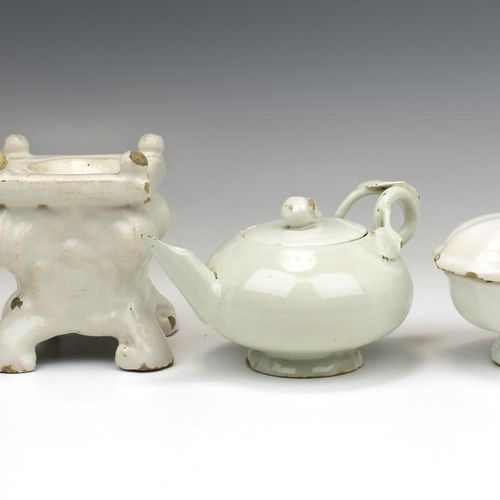 Two white faience salt dishes, a teapot and lidded box Zwei weiße Fayence-Salzsc&hellip;