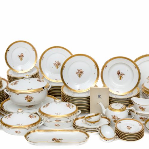 A Royal Copenhagen 'Golden Basket' porcelain dinner service 皇家哥本哈根 "金篮子 "瓷器晚餐服务，&hellip;